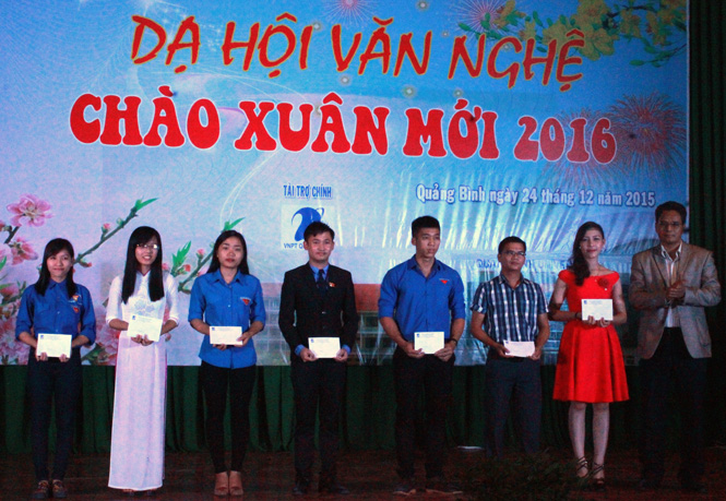 Đại học Quảng Bình: Dạ hội văn nghệ chào mừng năm mới 2016
