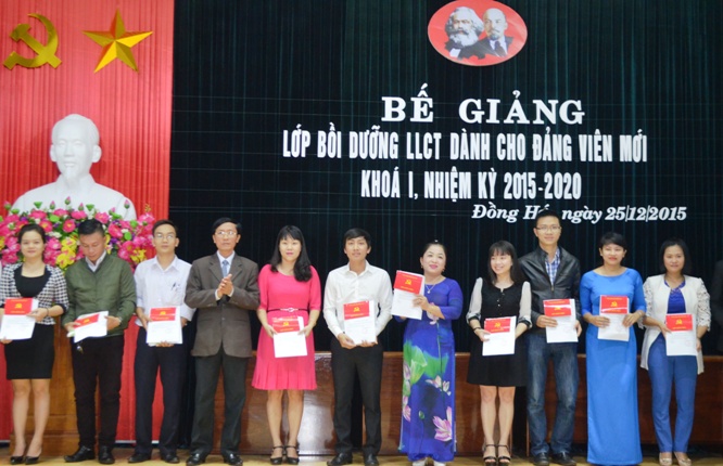 Đảng bộ Khối các cơ quan tỉnh: Bế giảng lớp bồi dưỡng Lý luận Chính trị cho đảng viên mới, khóa I, nhiệm kỳ 2015-2020