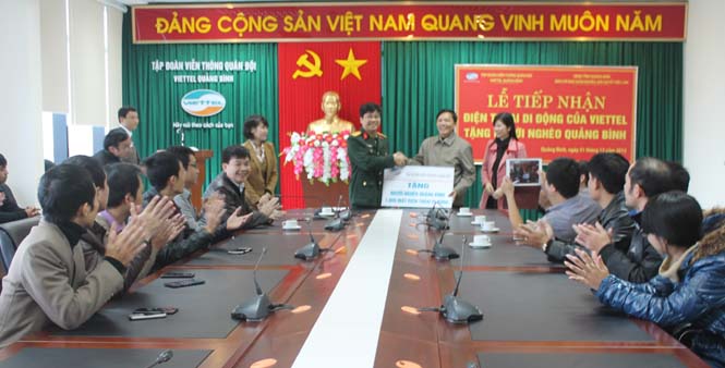 Viettel Quảng Bình tặng 1.000 điện thoại cho người nghèo