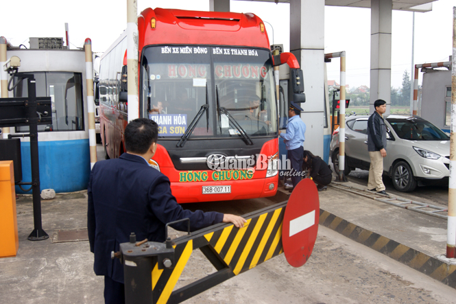 Người dân chặn xe tại Trạm thu phí Quán Hàu