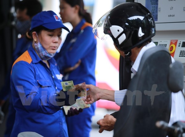 Giá xăng Ron 92 giảm tối đa 373 đồng mỗi lít