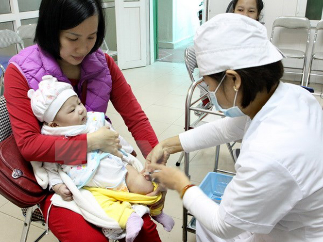 Khuyến cáo đưa trẻ đi tiêm Quinvaxem thay vì chờ vắcxin dịch vụ
