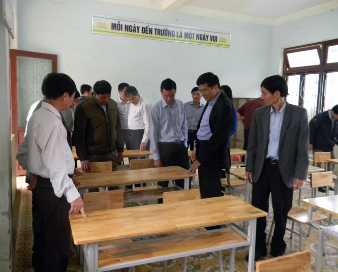 Tặng 80 bộ bàn ghế và áo ấm cho học sinh xã Hoá Sơn