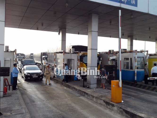 Trạm thu phí Quán Hàu bị chặn, giao thông ùn tắc cục bộ
