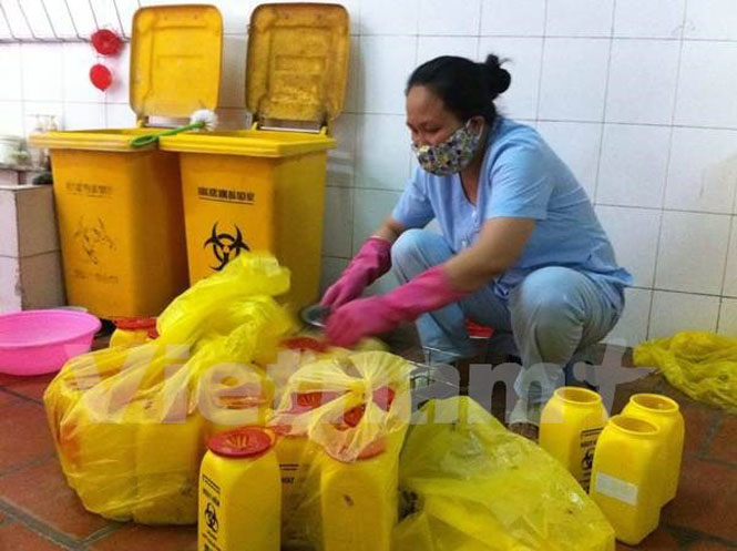 Bệnh viện Bạch Mai công khai các mức kỷ luật sau vụ tuồn lậu chất thải