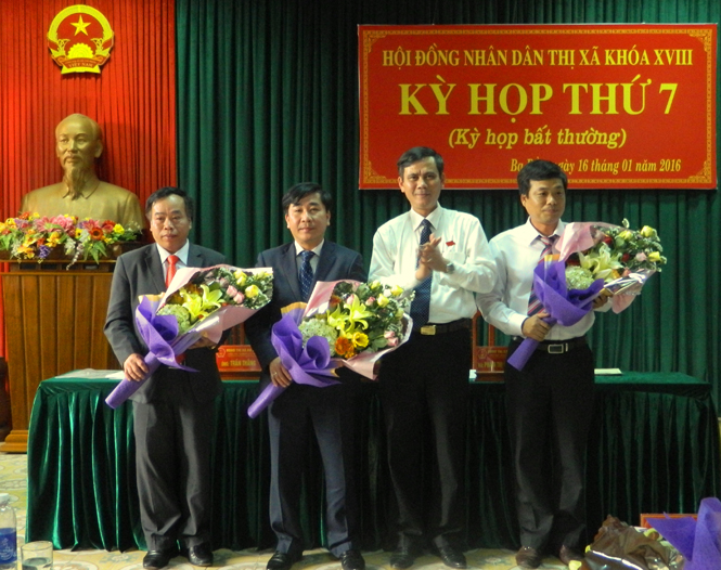 HĐND thị xã Ba Đồn bầu bổ sung chức danh Chủ tịch, Phó Chủ tịch UBND thị xã
