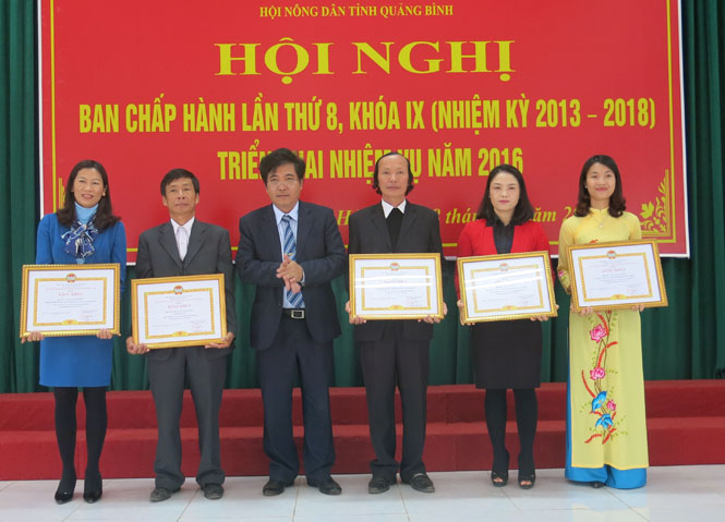 Đẩy mạnh phong trào nông dân thi đua sản xuất, kinh doanh giỏi