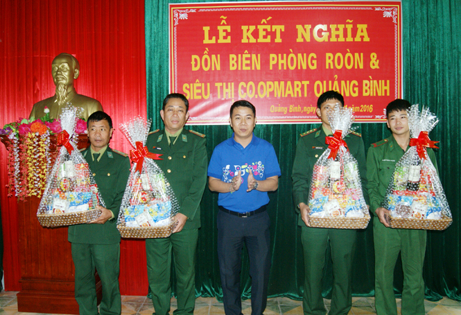 Co.opmart Quảng Bình kết nghĩa với Đồn Biên phòng Roòn