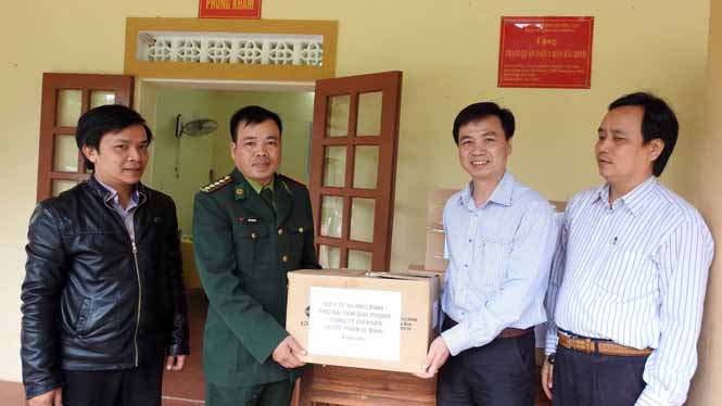 Sở Y tế trao tặng thuốc chữa bệnh cho Trạm y tế bản Bãi Dinh