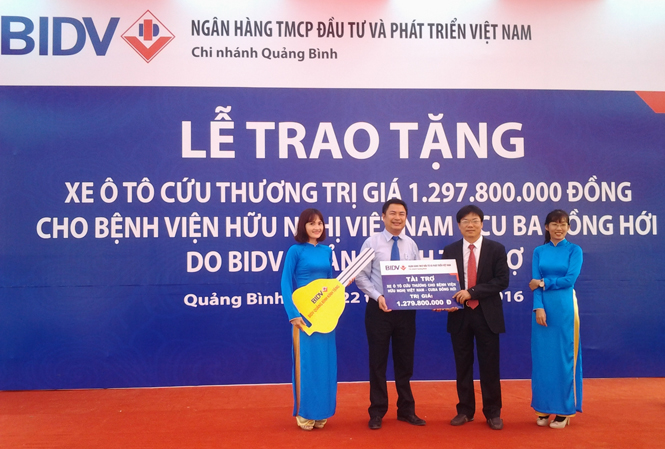 BIDV Quảng Bình: Tặng xe ô tô cứu thương cho Bệnh viện hữu nghị Việt Nam-Cu Ba Đồng Hới