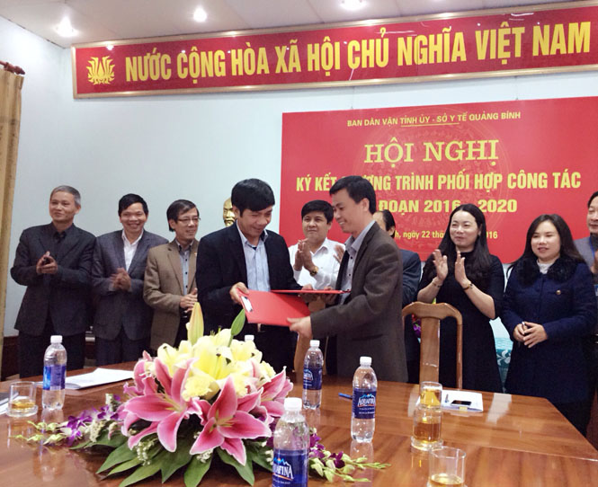 Ban Dân vận Tỉnh ủy và Sở Y tế ký kết chương trình phối hợp công tác giai đoạn 2016-2020
