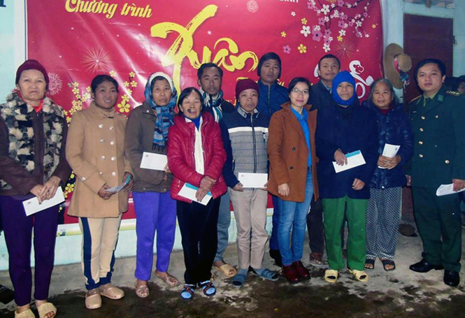 Trao quà tết cho 71 hộ dân có hoàn cảnh đặc biệt khó khăn