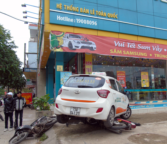 Taxi mất lái, đè bẹp 2 xe máy