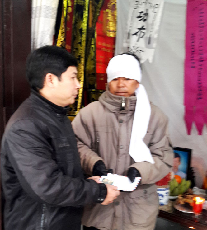 Quỹ XHTT Tấm lòng vàng Lao Động trao hỗ trợ gia đình bị nạn do ngạt khí than