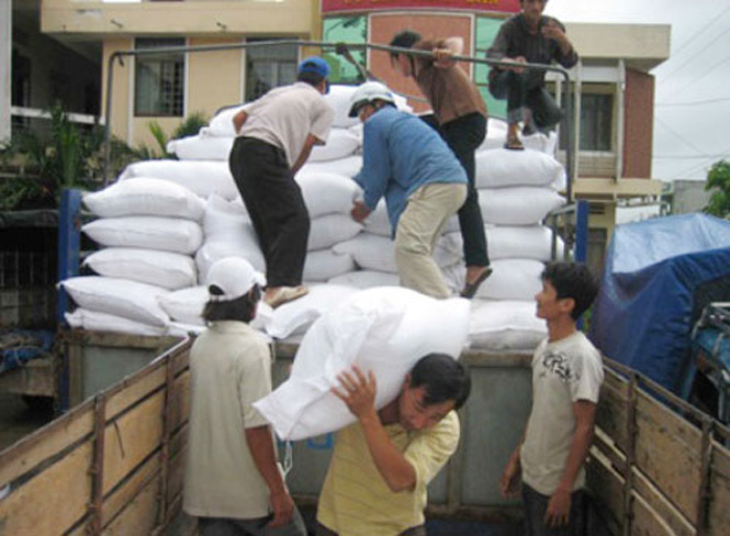 Hỗ trợ gần 1.000 tấn gạo cho người dân ăn Tết