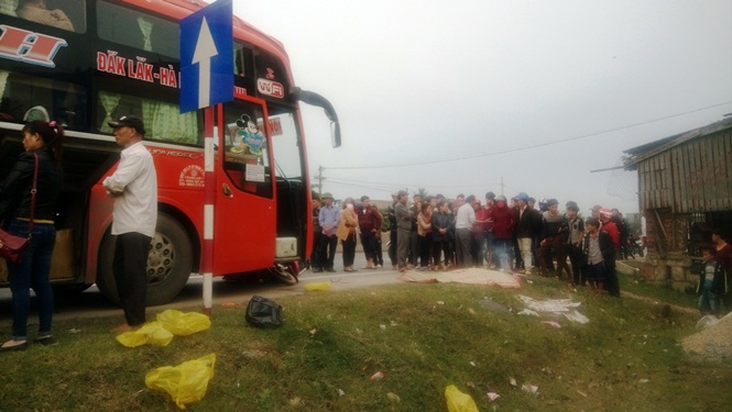 Hai vợ chồng tử vong vì xe khách tông khi sang đường