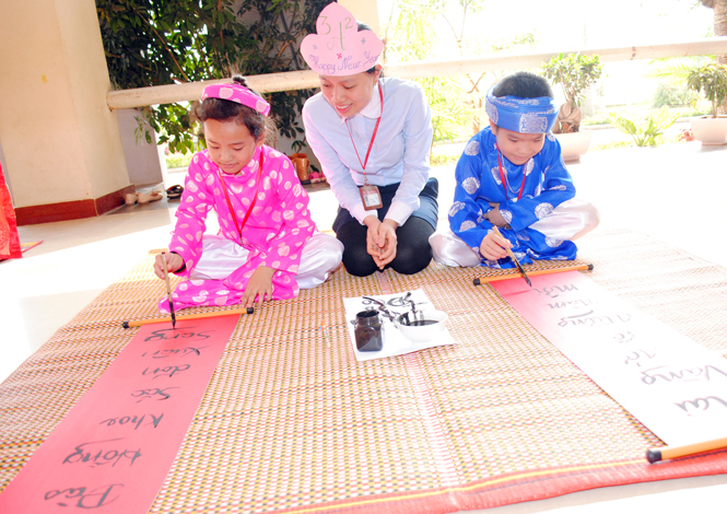 Thắm mãi câu đối Tết