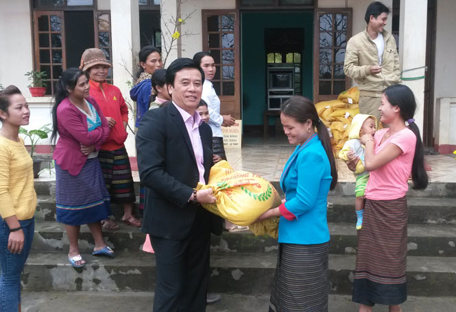 Trao quà tình nghĩa cho đồng bào bản Eo Bù- Chút Mút