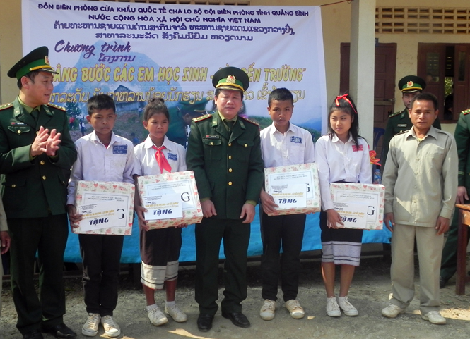 Đồn Biên phòng CKQT Cha Lo với chương trình "Nâng bước trẻ em Lào đến trường"