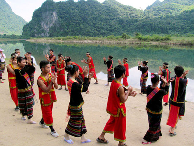 Lễ mở cửa rừng của người Khùa