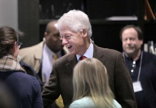 Ông Bill Clinton bị nghi vận động tranh cử cho vợ tại điểm bỏ phiếu