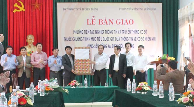 Bàn giao phương tiện tác nghiệp thông tin và truyền thông cơ sở cho hai huyện Tuyên Hóa và Quảng Trạch