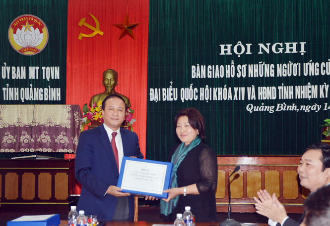 Ủy ban bầu cử tỉnh bàn giao hồ sơ những người ứng cử đại biểu Quốc hội khóa XIV và đại biểu HĐND tỉnh nhiệm kỳ 2016-2021