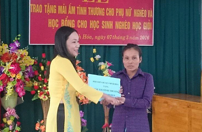 Hội LHPN huyện Minh Hóa: Trao tặng mái ấm tình thương cho phụ nữ nghèo