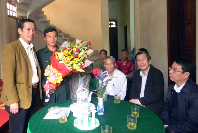 Đồng chí Phó Bí thư Thường trực Tỉnh uỷ thăm, tặng quà Tổ bảo vệ cộng đồng đàn Voọc gáy trắng xã Thạch Hóa
