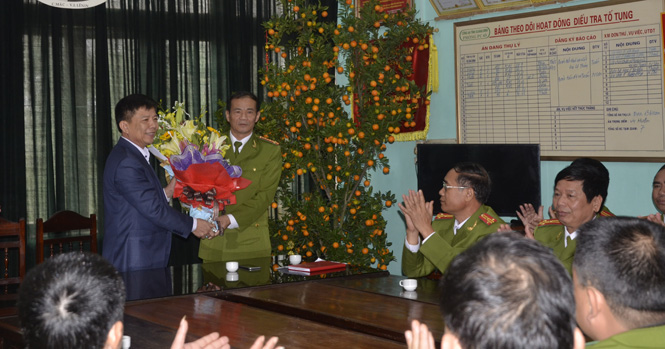 Thưởng nóng cán bộ, chiến sỹ thực hiện chuyên án "đặt mìn đe dọa giết giám đốc"