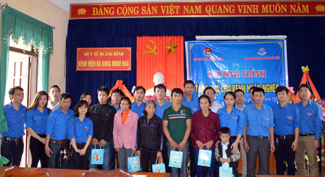 Chi đoàn Báo Quảng Bình-Công đoàn Công ty TNHH Diến Hồng: Tặng quà cho bệnh nhân nghèo tại Bệnh viện đa khoa Minh Hóa