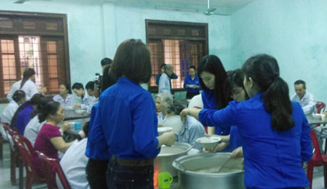 Chi đoàn Bệnh viện Y học cổ truyền Quảng Bình: Hỗ trợ suất ăn cho người bệnh nghèo