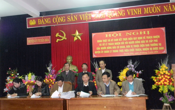Huyện uỷ Tuyên Hoá: Ký cam kết về trách nhiệm và xử lý trách nhiệm người đứng đầu và cấp phó của người đứng đầu cơ quan, đơn vị trong thực hiện chức trách, nhiệm vụ được giao