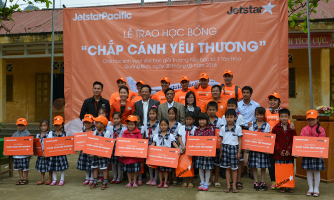 Jetstar Pacific Airlines trao học bổng cho học sinh Trường Tiểu học số 1 Tân Hóa