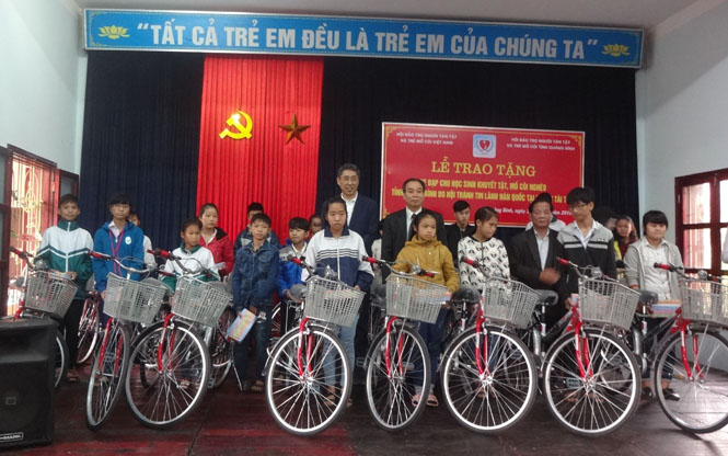 Hội thánh Tin lành Hàn Quốc tại Hà Nội tặng học bổng, xe đạp cho học sinh khuyết tật, mồ côi vượt khó học giỏi
