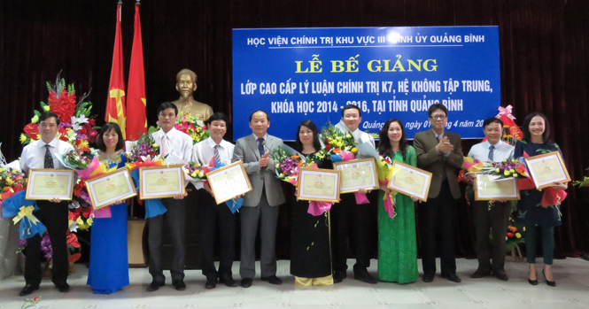 Bế giảng lớp cao cấp Lý luận Chính trị khóa 7, khóa học 2014-2016