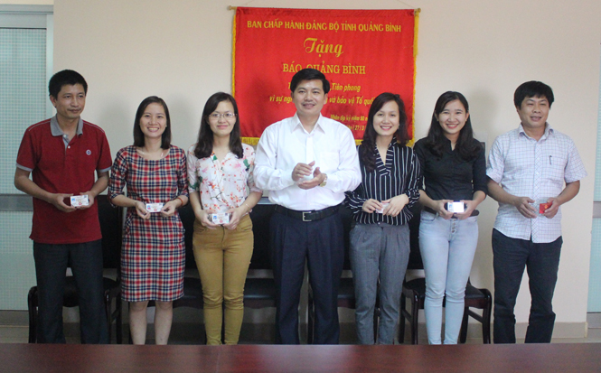 Báo Quảng Bình: Trao thẻ nhà báo giai đoạn 2016-2020