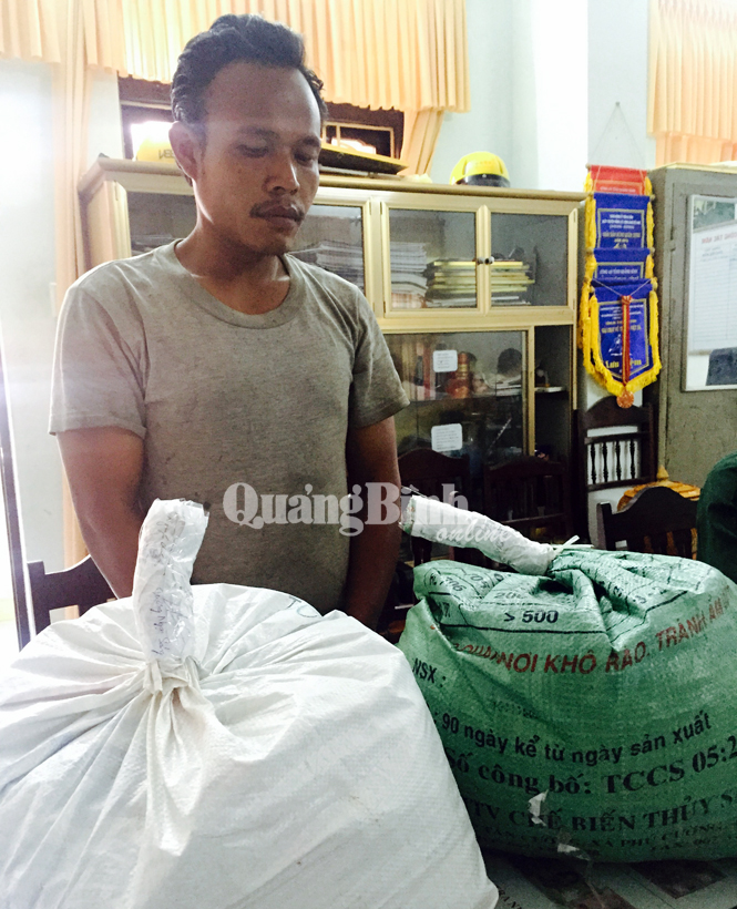 Bắt giữ đối tượng người Lào vận chuyển 47kg thuốc nổ qua biên giới