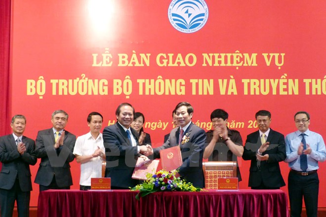Bàn giao nhiệm vụ cho tân Bộ trưởng Trương Minh Tuấn