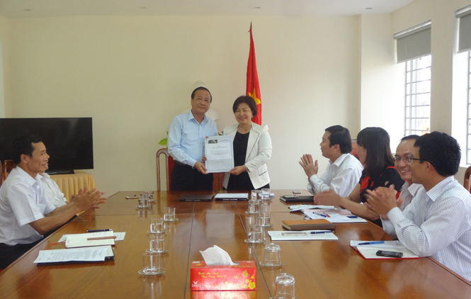 Bàn giao danh sách chính thức ứng cử viên đại biểu Quốc hội khóa XIV và đại biểu HĐND tỉnh nhiệm kỳ 2016-2021