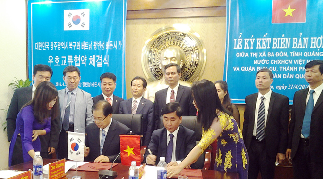 Thị xã Ba Đồn- Quận Buk-gu, TP. Gwangju, Hàn Quốc: Hội đàm và ký kết biên bản hợp tác hữu nghị