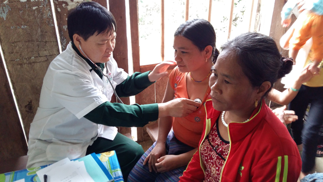 Đẩy mạnh công tác khám chữa bệnh cho đồng bào dân tộc thiểu số
