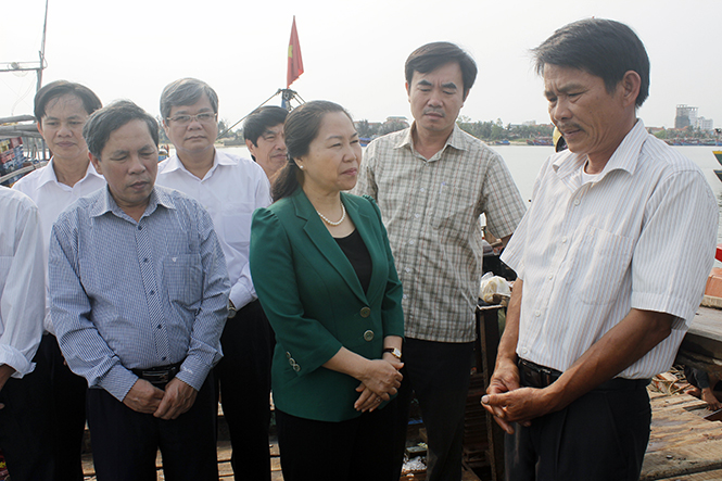 Lãnh đạo Tổng LĐLĐ Việt Nam thăm, tặng quà cho các Nghiệp đoàn nghề cá tại Đồng Hới