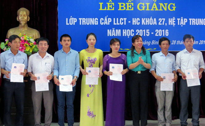 Bế giảng lớp Trung cấp lý luận Chính trị-Hành chính khóa 27, năm học 2015-2016