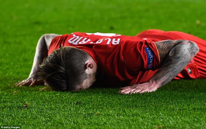 Europa League: Liverpool gục ngã phút bù giờ, Sevilla thoát thua