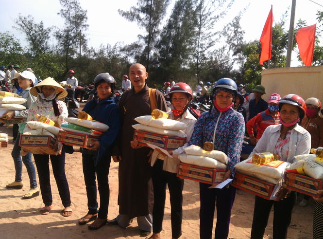 Trung ương Giáo hội Phật giáo Việt Nam thăm, tặng quà cho ngư dân huyện Quảng Ninh và Lệ Thủy