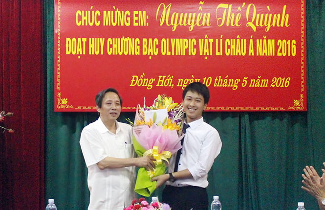 Đồng chí Bí thư Tỉnh ủy chúc mừng học sinh đoạt Huy chương Bạc Olympic Vật lý Châu Á 2016