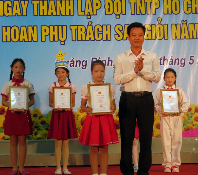 Tuyên dương gương đội viên, phụ trách Đội tiêu biểu và liên hoan "Phụ trách sao giỏi năm 2016"