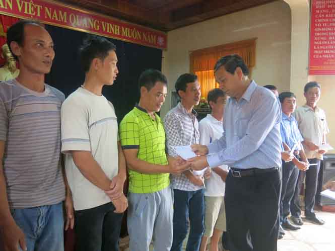 Trung ương Hội Nông dân tặng quà cho ngư dân tỉnh ta
