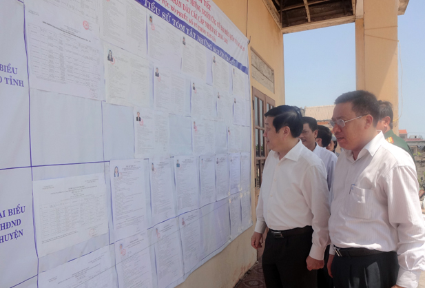 Đồng chí Phó Chủ tịch Thường trực UBND tỉnh kiểm tra công tác bầu cử tại xã Hải Ninh